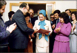 Description: Description: C:\Users\Andriana\Dropbox\PHD\Blagovesta photos personal archive\Blagovesta Dun Gwan and students presented with a gift.jpg
